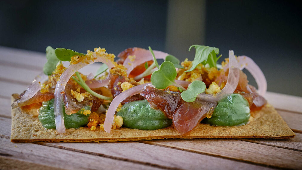 Tosta de atún con crema verde