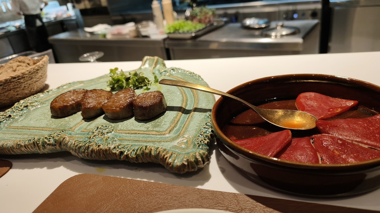 Atún marcado y marinado frente a la cocina abierta