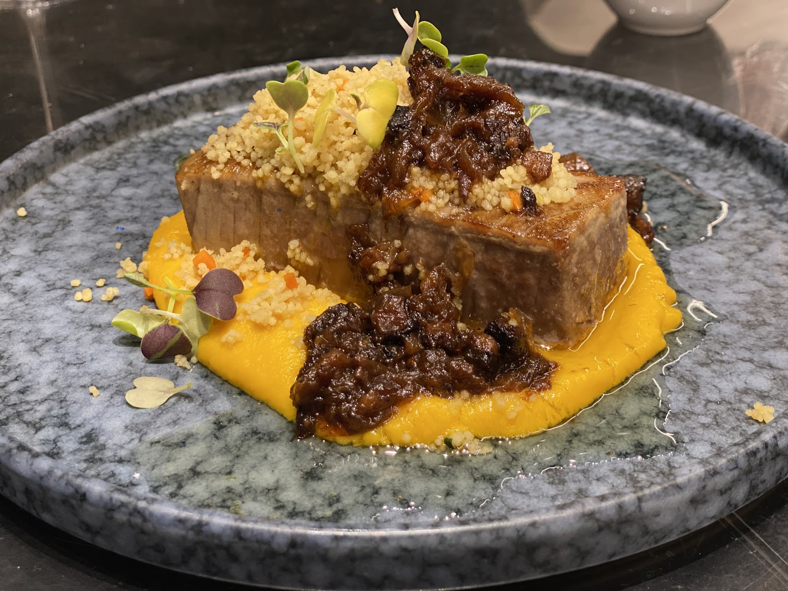 Atún rojo sobre crema de calabaza
